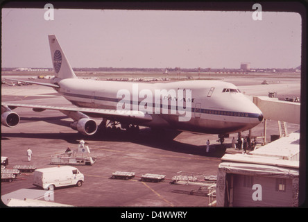 Boeing 747 100 pan am hi-res stock photography and images