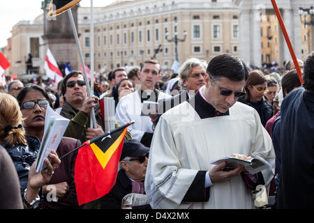 Vatican, Italy. 19th March 2013. Faithful praying in St. Pter's Square during the mass of installation of Pope Francis at the Vatican  - March 19, 2013 in Rome.  Credit:  Corina Daniela Obertas / Alamy Live News Stock Photo