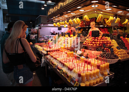 Fruits and fruit-juices in the Mercat de la Boqueria near Ramblas, Raval, Barcelona, Spain Stock Photo