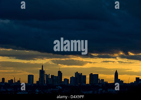 Dark clouds loom over the skyline at dusk in Frankfurt Main, Germany, 19 March 2013. Photo: Nicolas Armer Stock Photo