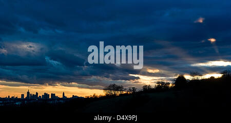 Dark clouds loom over the skyline at dusk in Frankfurt Main, Germany, 19 March 2013. Photo: Nicolas Armer Stock Photo
