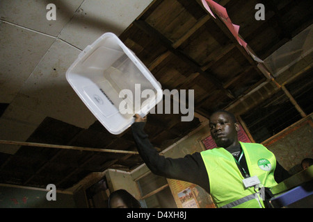 A IEBC Official in New Kihumbuini Primary School polling station shows an empty ballot box to observers and party representative. © David Mbiyu/Alamy Live News Stock Photo
