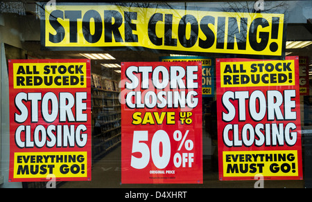 Store closing signs on a shop window. Oxfordshire, England Stock Photo