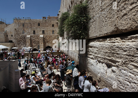 Israel, Jerusalem, Old City, Jewish women pray at the Wailing Wall in the women's section Stock Photo