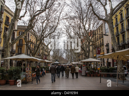 Cestino auto in piena Rambla di Barcelona Spagna Foto stock - Alamy