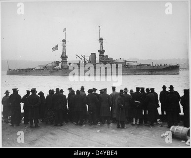 he leader Arizona passing 96th Street Pier in great naval review at New York City., ca. 1918 Stock Photo