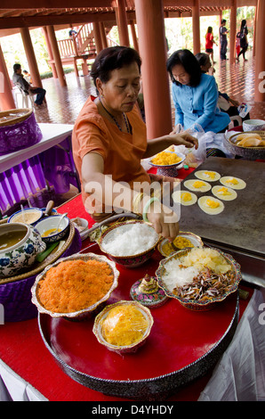 Thailand, Amphawa. Amphawa local food market, vendor preparing fresh dessert made with mango, coconut and sweet corn filling. Stock Photo
