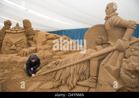Binz, Germany. 20 March 2013. Sculptor Ivan Zverev from Russia builds a sand sculpture from the novel 'Don Quixote' at the sand sculpture festival in Binz, Germany, 20 March 2013. Around 50 artists from Russia, USA, Latvia and Poland are forming their sculptures from 12,000 of special sand. The show will take place in a tent from 23 March till the beginning of November 2013. Photo: STEFAN SAUER/DPA/Alamy Live News Stock Photo