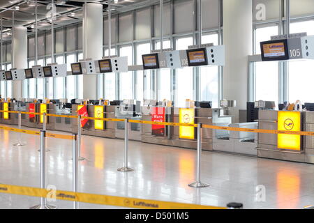 Dusseldorf Airport, Dusseldorf, Germany. Thursday 21st March 2013. Queues of people form in front of check in desks due to a strike in Dusseldorf airport. The strike is due to because Lufthansa has said,it wants to freeze wages and ask employees to work one hour more per week. Credit: Yulia Reznikov/Alamy Live News Stock Photo