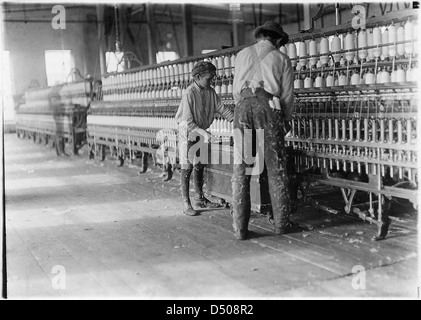 One of the doffers in Vivian Cotton Mills. Cherryville, N.C, November 1908 Stock Photo