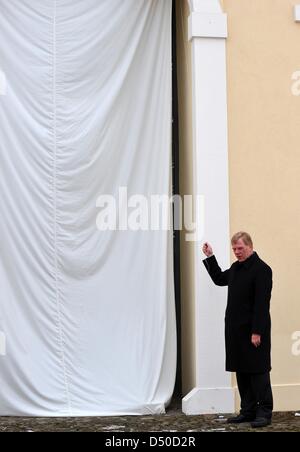 Saxon Finance Minister Georg Unland unveils the 'Peace window' at the Hubertusburg palace in Wermsdorf, Germany, 21 March 2013. At the palace, the peace treaty from 1763 was signed which ended the Seven Years' War. Photo: MATTHIAS HIEKEL Stock Photo