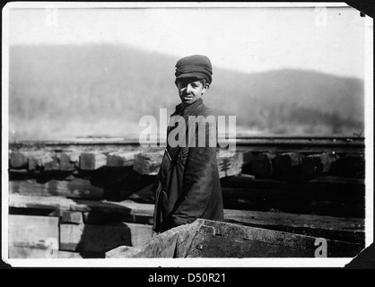 Harley Bruce, a young coupling-boy at tipple of Indian Mine, December 1910 Stock Photo