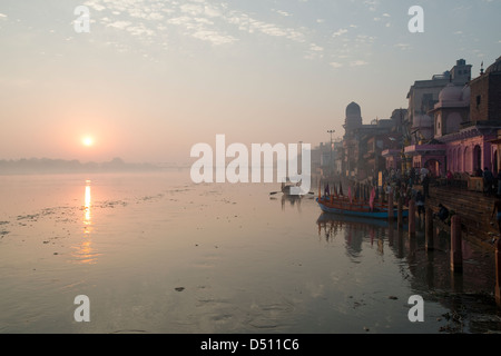 The sun rises over the Yamuna river at Vishram Ghat, Mathura, Uttar Pradesh, India Stock Photo