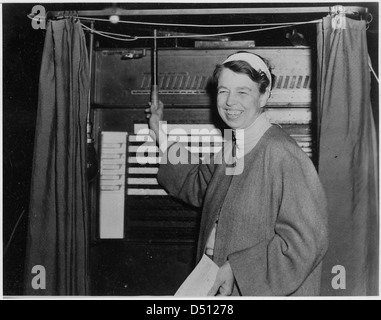 Eleanor Roosevelt votes in Hyde Park, New York, 11/03/1936 Stock Photo