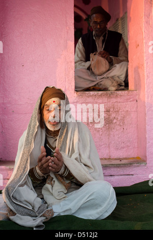 A Hindu Brahmin priest prays at sunrise at Vishram Ghat, Mathura, Uttar Pradesh, India Stock Photo