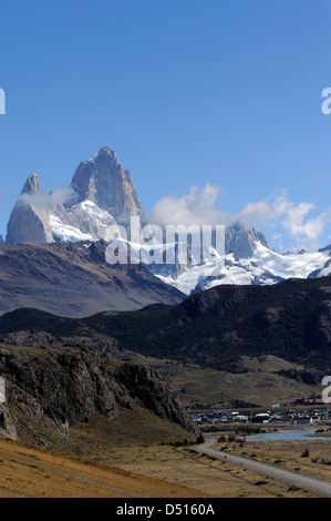 Monte Fitz Roy (Cerro Chaltén, Cerro Fitz Roy, Mount Fitz Roy, Mount Fitzroy) and the town of El Chalton from the south east. Stock Photo