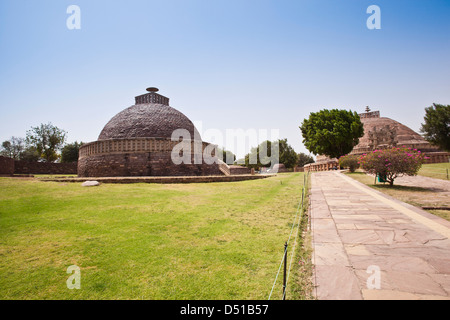 Ancient Buddhist stupas at Sanchi, Madhya Pradesh, India Stock Photo