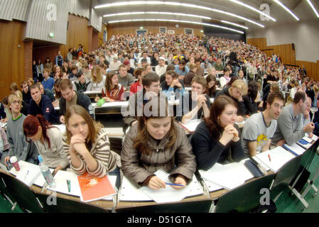 A file picture dated 25 October 2005 shows an overcrowded university lecture hall at the Mathematics department in Cologne, Germany. Photo: Oliver Berg Stock Photo