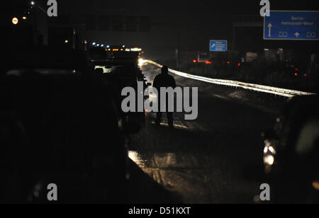 Cars and vehicles are congesting along the A2 motorway between Helmstedt and Braunschweig, Germany, 23 December 2010. Freezing rain and  black ice have added to the difficult travel condition causing numerous accidents and major traffic congestions in the state of Lower Saxony. Photo: Bernd von Jutrczenka Stock Photo