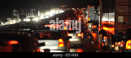 Cars and vehicles are congesting along the A2 motorway between Helmstedt and Braunschweig, Germany, 23 December 2010. Freezing rain and  black ice have added to the difficult travel condition causing numerous accidents and major traffic congestions in the state of Lower Saxony. Photo: Bernd von Jutrczenka Stock Photo