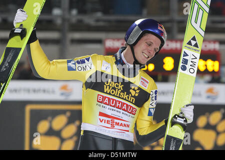 Der österreichische Skispringer Thomas Morgenstern jubelt am Mittwoch (29.12.2010) in Oberstdorf (Schwaben) nach dem Finaldurchgang der 59. Vierschanzentournee über den 1. Platz. Foto: Daniel Karmann dpa/lby Stock Photo