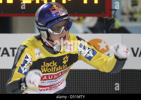 Der österreichische Skispringer Thomas Morgenstern jubelt am Mittwoch (29.12.2010) in Oberstdorf (Schwaben) nach dem Finaldurchgang der 59. Vierschanzentournee über den 1. Platz. Foto: Daniel Karmann dpa/lby Stock Photo