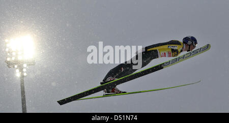 Der österreichische Skispringer Thomas Morgenstern springt am Dienstag (28.12.2010) in Oberstdorf (Schwaben) während des Auftaktspringens der 59. Vierschanzentournee im Trainingsdurchgang von der Schattenbergschanze. Foto: Daniel Karmann dpa/lby Stock Photo