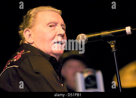 (FILE) - A file picture dated 14 November 2009 shows the American rock and country singer Jerry Lee Lewis during a concert at the Ballsporthalle concert venue in Frankfurt, Germany. Lewis turns 75 on 29 September 2010. Photo: Uwe Anspach Stock Photo