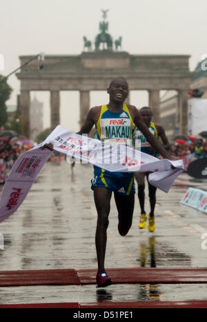 The Kenyan runner Patrick Makau crosses the finish line in front of the Brandenburg Gate in the pooring rain in Berlin, Germany, 26 September 2010. Makau completed the Berlin Marathon with 2:05:08. Tenths of thousands of runners, athletes in wheelchairs and handcyclists have started on a rainy morning to take part in the long-established marathon in Germany's capital. Photo: ROBERT Stock Photo