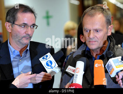 After 13 people died in a bus accident on Autobahn 10 in the state of Brandenburg near Berlin, the Polish Prime Minister Donald Tusk and Brandenburg's Prime Minister Matthias Platzeck give an interview at Hedwigshoehe hospital in Berlin, Germany, 26 September 2010. All the victims were Poles. Photo: Patrick Pleul Stock Photo