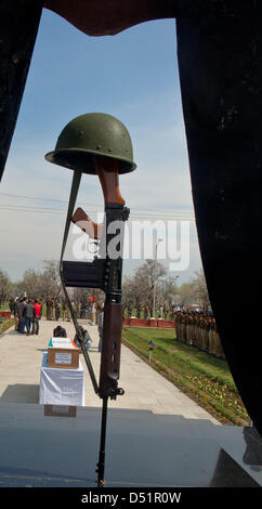 Srinagar, Indian Administered Kashmir, Saturday 22nd March 2013. A coffin containing the body of killed Indian Border Security Force (BSF) soldier lies on ground during a wreath laying ceremony in Srinagar. Suspected rebels shot dead an Indian Border Security Force (BSF) soldier and wounded two others yesterday when they ambushed their vehicle on a highway. (Photo by Sofi Suhail / Alamy) Stock Photo