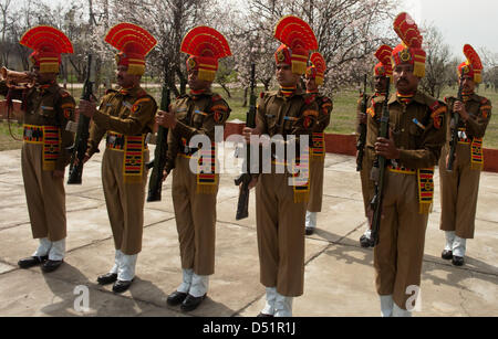 Srinagar, Indian Administered Kashmir, Saturday 22nd March 2013. Indian Border Security Force soldier hold their rifles up during a wreath laying ceremony  for their killed comrade in Srinagar. Suspected rebels shot dead an Indian Border Security Force (BSF) soldier and wounded two others yesterday when they ambushed their vehicle on a highway. (Photo by Sofi Suhail / Alamy) Stock Photo