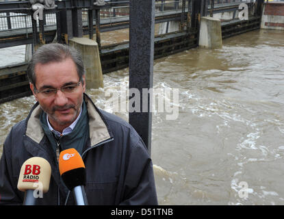 Prime Minister of the state Brandenburg, Matthias Platzeck (SPD), holds an interview with journalists at the Spree river during flood water in Spremberg, Germany, 29 September 2010. The situation in the south of Brandenburg is critical, due to the flood. Photo: Patrick Pleul Stock Photo