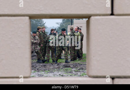 Soldiers stand on the grounds of the British military training area 'Normandy Barracks' in Paderborn-Sennelager, Germany, 1 October 2010. On 1 October 2010, representatives of the German authorities visited the training area to get an idea of the facilities. Photo: Friso Gentsch Stock Photo