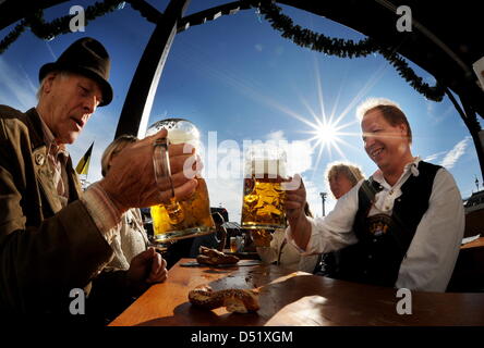 Eine Familie aus Kirchseon prostet sich am Sonntag (03.10.2010) in München (Oberbayern) auf dem Oktoberfest mit Bierkrügen zu. Am 04. Oktober hat die Wiesn ihren letzten Öffnungstag. Foto: Tobias Hase dpa/lby Stock Photo