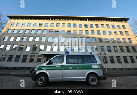 (dpa file) A file picture dated 20 January 2009 of a police vehicle standing outside the district court of Bochum, Germany. On 06 October 2010, the soccer betting scandal trial starts at Bochum's district court. Photo: Bernd Thissen Stock Photo