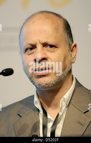 Iranian journalist Akbar Ganji speaks at the World Editors Forum (WEF) in Hamburg, Germany, 06 October 2010. Dissident Ganji, who had been imprisoned in Teheran for six years, opened the conference. Ganji will accept the 'Golden pen of freedom' on behalf of Iranian journalist Ahmad Zeid-Abadi, who is imprisoned in Iran. Photo: Angelika Warmuth Stock Photo