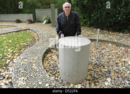 Siegfried Ebeling, a survivor of the mining drama of Lengede, poses knocking at a locked rescue shaft at the memorial in Lengede, Germany, 12 October 2010. The 79 year-old was one of eleven miners that were trapped in an abandoned shaft for 14 days, before they were rescued on 3 November 1963. The rescue operation became widely know as the 'Miracle of Lengede'. Photo: Holger Hollem Stock Photo