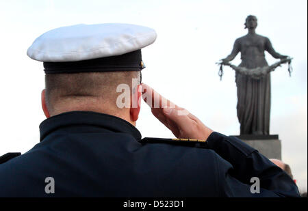 A German officer salutes the monument 'Mother Homeland' at the Piskaryovskoye Memorial Cemetery in St. Petersbug, Russia, 14 October 2010. The cemetery has graves of 800 000 victims of the German siege of the Second World War. German President Christian Wulff layed a wreath at the graveyard during his five-day state visit to Russia. Photo: Wolfgang Kumm Stock Photo