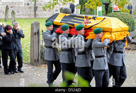 Soldiers carry the coffin of Bundeswehr (German military) staff sergeant Florian Pauli out of the St. Lamberti church in Selsingen, Germany, 15 October 2010. The 26-year-old German paratrooper was killed by an explosive device in Afghanistan's Baghlan province on 8 October 2010. Photo: FABIAN BIMMER Stock Photo