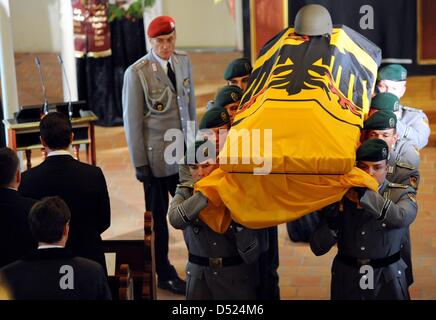 Bundeswehr (German military) paratroopers carry the coffin of staff sergeant Florian Pauli out of the St. Lamberti church after the funeral service in Selsingen, Germany, 15 October 2010. The 26-year-old German paratrooper was killed by a suicide bomber's explosive device in Afghanistan's Baghlan province on 8 October 2010. Photo: Maurizio Gambarini Stock Photo