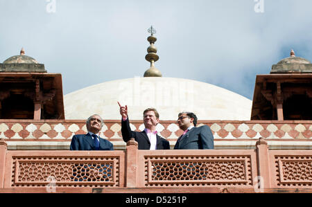 Bundesaußenminister Guido Westerwelle (FDP, M) besichtigt am Sonntag (17.10.2010) in Neu Delhi in Indien die Grabanlagen des Humayun, links Abad Ahmad, Vorsitzender der indischen Aga Khan Stiftung, rechts Ratish Nanda, Direktor des Aga Khan Trust for Culture. Der Minister weilt bis 19.10.2010 in Indien. Das Mausoleum ist die Grabstätte des Kaisers Humayun, der als zweiter Herrscher Stock Photo