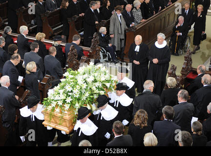 (R to L:) Helmut Schmidt, his daughter Susanne and her husband Brian ...