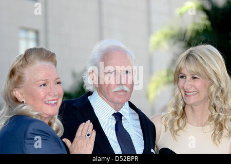 Actors Laura Dern (c), her father Bruce Dern and her mother Diane Ladd ...