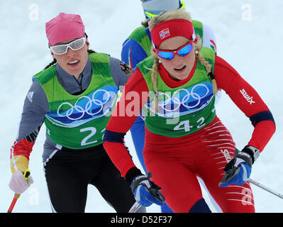 Evi Sachenbacher-Stehle (L) of Germany competes against Therese Johaug of Norway in the Womens` Cross Country Skiing 4x5 Relay at Whistler Olympic Park during the Vancouver 2010 Olympic Games, Whistler, Canada, 25 February 2010. Photo: Martin Schutt  +++(c) dpa - Bildfunk+++ Stock Photo