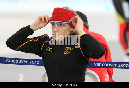 Anni Friesinger-Postma of Germany prepares for the Speed Skating Women's team pursuit quarterfinal at the Richmond Olympic Oval during the Vancouver 2010 Olympic Games, Vancouver, Canada, 26 February 2010. Photo: Daniel Karmann  +++(c) dpa - Bildfunk+++ Stock Photo