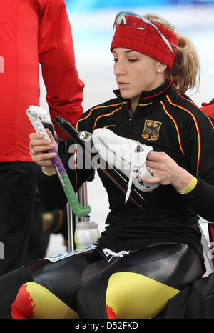 Anni Friesinger-Postma of Germany prepares for the Speed Skating Women's team pursuit quarterfinal at the Richmond Olympic Oval during the Vancouver 2010 Olympic Games, Vancouver, Canada, 26 February 2010. Photo: Daniel Karmann  +++(c) dpa - Bildfunk+++ Stock Photo