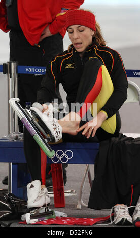 Anni Friesinger-Postma of Germany prepares for the Speed Skating Women's team pursuit quarterfinal at the Richmond Olympic Oval during the Vancouver 2010 Olympic Games, Vancouver, Canada, 26 February 2010. Photo: Daniel Karmann Stock Photo