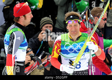 Axel Teichmann (L) of Germany reacts next to Canadian Devon Kershaw after crossing the finish line the men's 50km Mass Start Cross Country Skiing event at the Vancouver 2010 Olympic Games, Whistler, Canada, 28 February 2010. Teichmann won silver. Photo: Peter Kneffel  +++(c) dpa - Bildfunk+++ Stock Photo