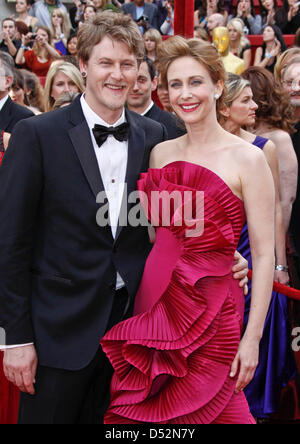 US actress Vera Farmiga and her husband Renn Hawkey arrive on the red carpet during the 82nd Annual Academy Awards at the Kodak Theatre in Hollywood, USA, 07 March 2010. The Oscars are awarded for outstanding individual or collective efforts in up to 25 categories in filmmaking. Photo: HUBERT BOESL Stock Photo